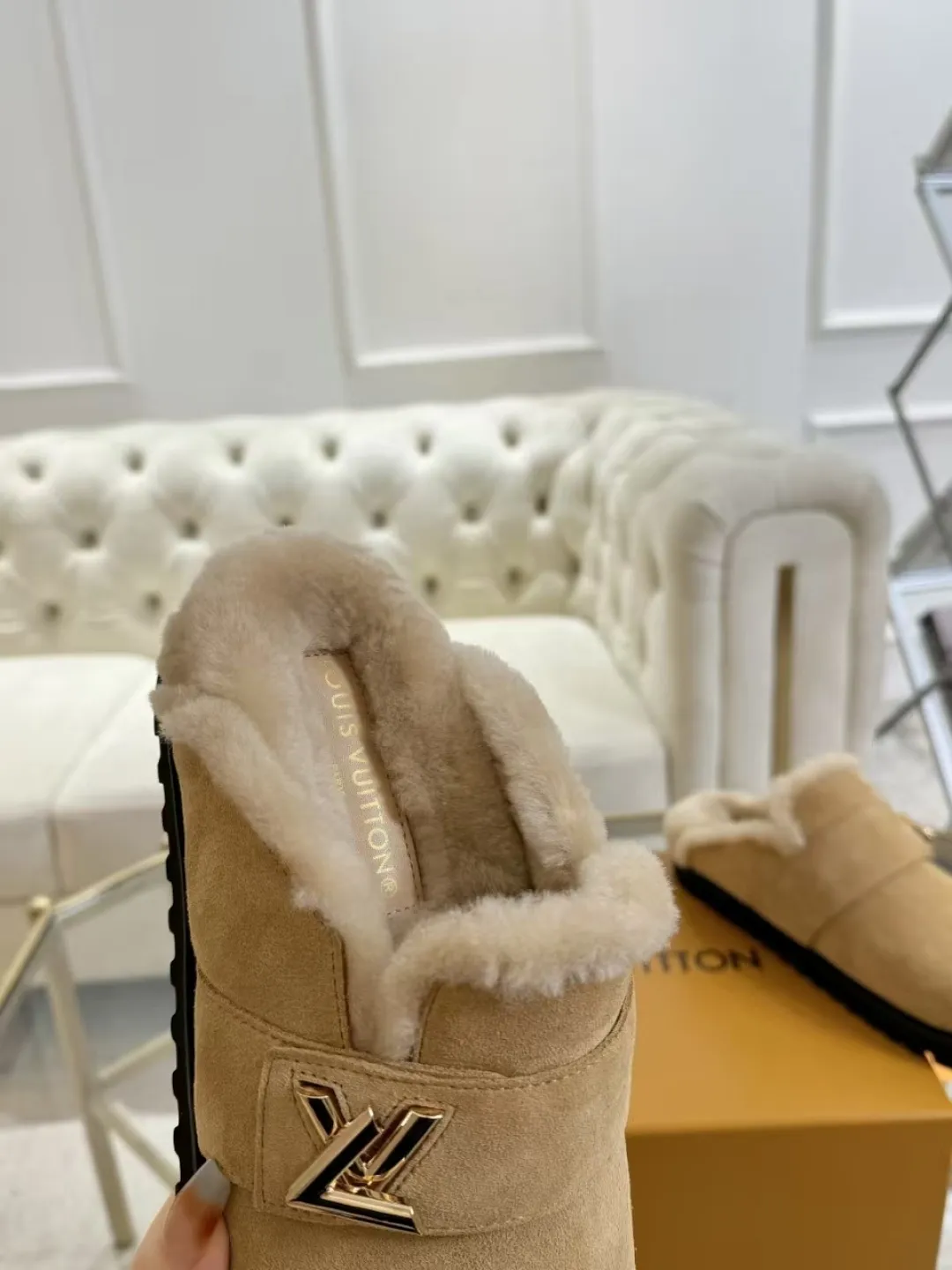 p600✨ LV Couple’s Wool Slippers｜Full of high-end feel, the soles of your feet are luxurious✨ We have achieved the ultimate restoration of the "higher version" of this pair of LV classic toe-toe slippers! 👫💫 🌟 The core advantages are clear at a glance: ✔️ Original jacquard + cowhide fabric, delicate texture, high-end at first glance; ✔️ 280% pure wool lining, wearing barefoot is like stepping on clouds ☁️, soft and skin-friendly and not sweaty; ✔️ Non-slip rubber bottom + three-dimensional toe design, super stable for walking, fashionable and practical!  👀 Must-have attention to detail: Belt buckle + classic LV presbyopic elements, revealing the aura of a big-name brand in a low-key manner ~ Whether it is a couple dating or a trip with besties, both of them are the focus when they go out👟💖 ✨ Easily match the wardrobe: jeans + sweaters, lazy and casual style ✔️ Coat + skirt, refined and elegant ✔️ One pair of shoes can handle a variety of styles, and the sense of luxury is never artificial ~ #LV slippers #couple outfit #High-End Customization #Quality Shoes Recommendation Fabric: Yangjing/classic jacquard fabric Lining: Imported wool lining Sole: Original rubber sole Size: Female 35-41 Male 38-46